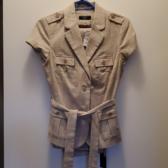 New pant suit size is 3 - Picture 1 of 4